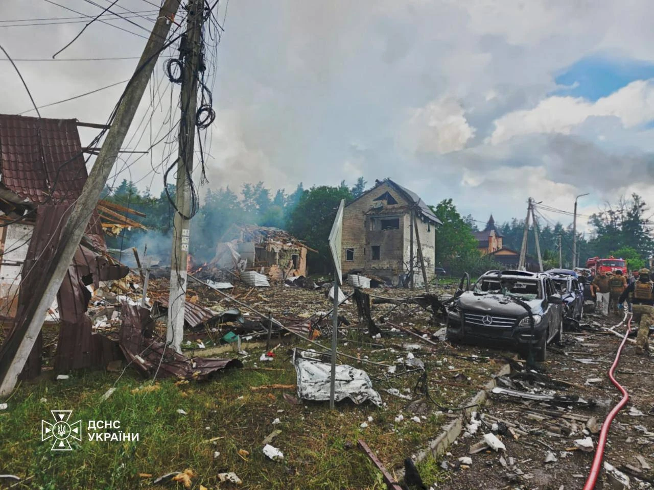 Бучанський район після балістичного удару рф: є пошкоджені будинки й авто