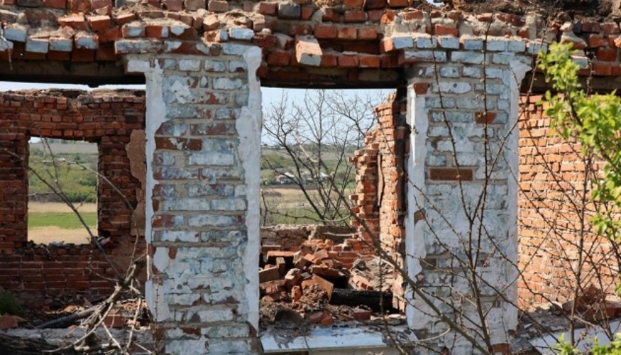Пошкоджене підприємство в Нікопольському районі після удару 16 липня.