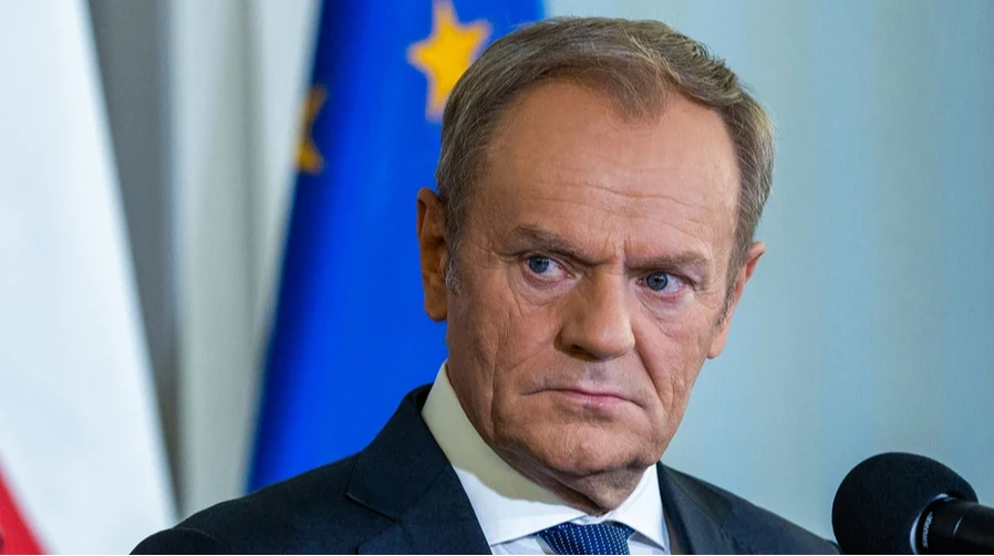 Прем'єр-міністр Польщі Дональд Туск на пресконференції в Люблінському воєводстві біля вирви від ракети Х-101