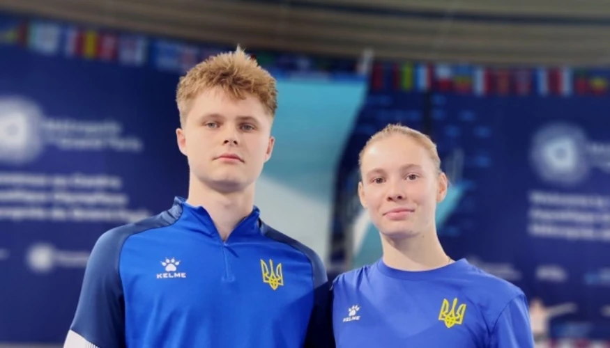 Кірілл Болюх виконує стрибок з 3-метрового трампліна на чемпіонаті Європи-2026 з водних видів спорту в Парижі