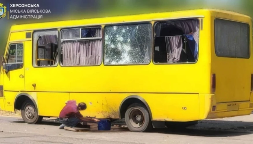 Удар дрона по маршрутці в Херсоні 6 серпня: п’ятеро цивільних дістали поранення