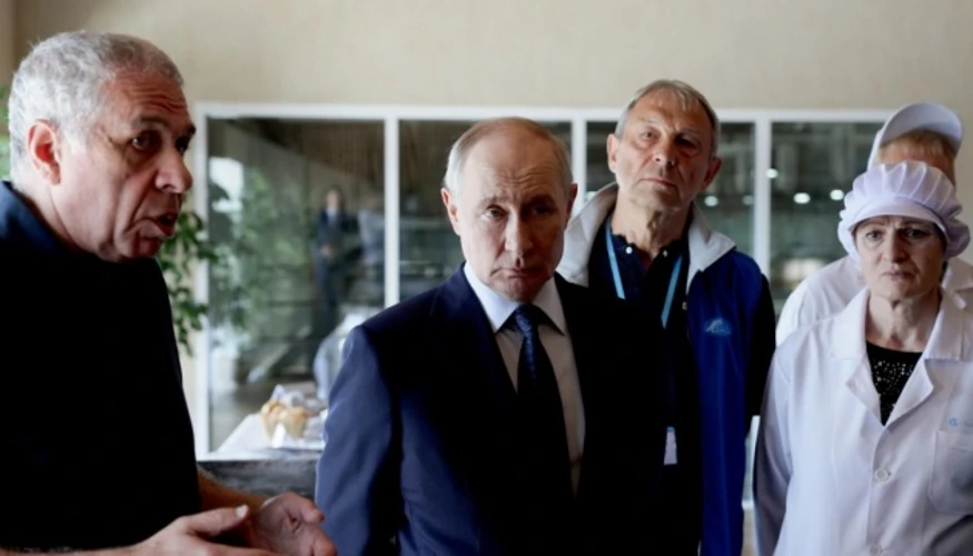 Путін під час візиту на рибний завод на острові Ітуруп