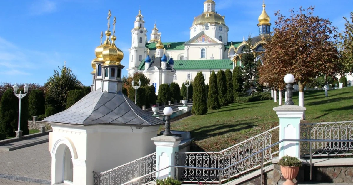 Українські рятувальники працюють на місці російського удару по Успенському собору Києво-Печерської Лаври; уламки поблизу