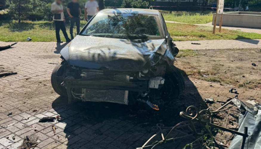 Місце ДТП у Солом'янському районі Києва, де автомобіль Volkswagen Golf в'їхав у зупинку громадського транспорту після
