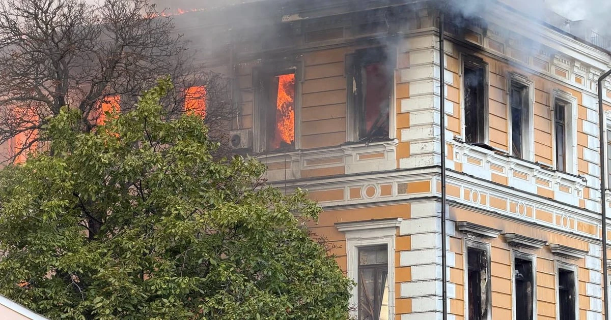 Обгоріла будівля Президії НАН України та рятувальники на місці удару дрона