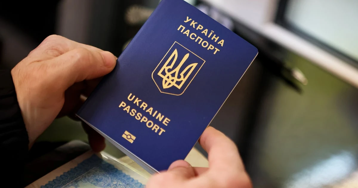 Український паспорт поряд із повідомленням про технічний збій у ДМС