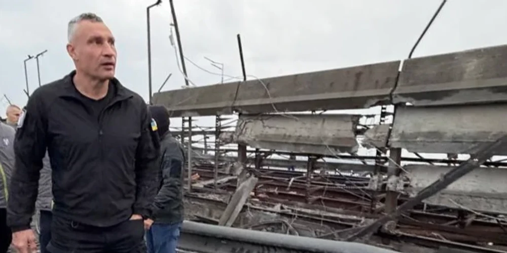 У Києві через пошкодження Південного мосту зупинили поїзди метро